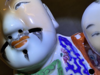 Twee Chinese famille rose figuren van een onsterfelijke, 19/20e eeuw